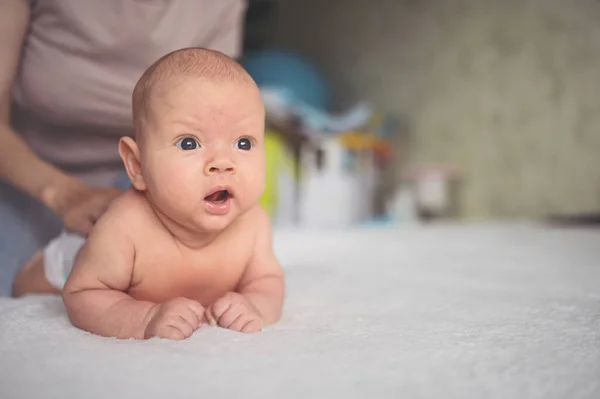 Bonito Menino Recém Nascido Engraçado Emocional Deitado Cama Com Mãos — Fotografia de Stock