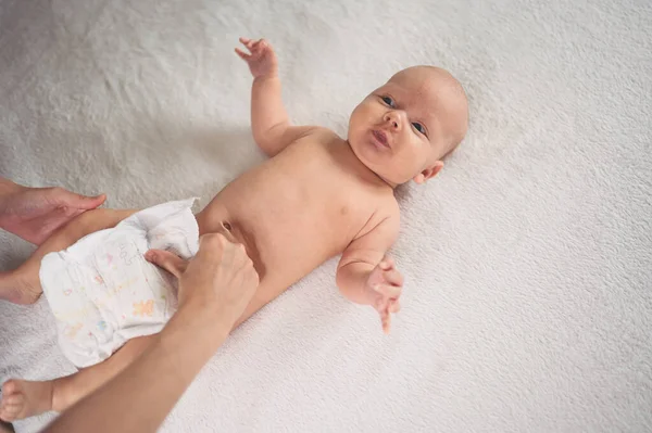 Mama Wechselt Windel Süße Emotionale Lustige Neugeborene Kleine Junge Liegt — Stockfoto