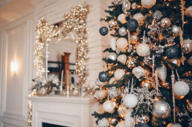 Beyaz klasik arka planda şömineli Noel süslemeli ağaç parçası