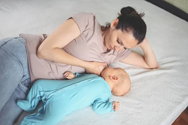 Ibu Muda Berbaring Dengan Bayi Bayi Lucu Yang Baru Lahir — Stok Foto