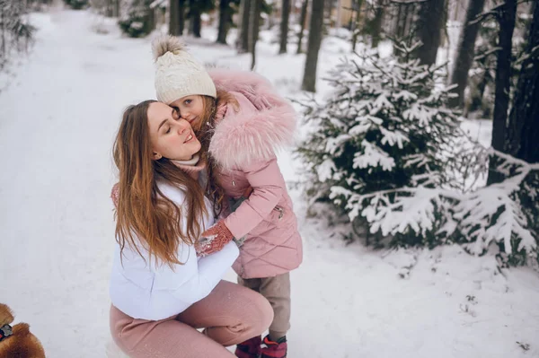 Mãe Feliz Pequena Menina Bonito Roupas Quentes Rosa Andando Divertindo — Fotografia de Stock