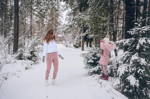 Lycklig Mor Och Liten Söt Flicka Rosa Varma Outwear Promenader — Stockfoto