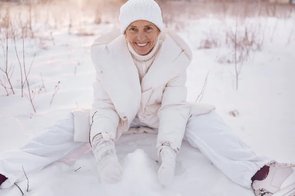 Mulher Madura Idoso Feliz Roupa Branca Quente Brincando Com Neve — Fotografia de Stock