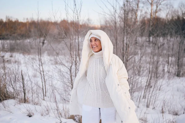 Mulher Madura Idoso Feliz Roupa Branca Quente Brincando Com Neve — Fotografia de Stock