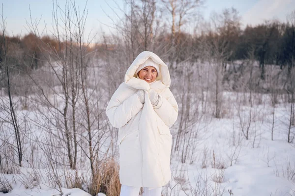 Mulher Madura Idoso Feliz Roupa Branca Quente Brincando Com Neve — Fotografia de Stock