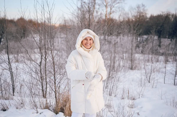 Szczęśliwy Starszy Starszy Kobieta Białej Ciepłej Bieliźnie Bawiąc Się Śniegiem — Zdjęcie stockowe