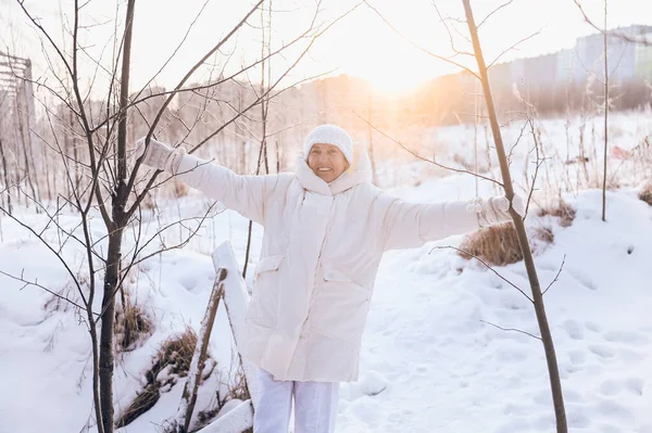 Szczęśliwy Starszy Starszy Kobieta Białej Ciepłej Bieliźnie Bawiąc Się Śniegiem — Zdjęcie stockowe