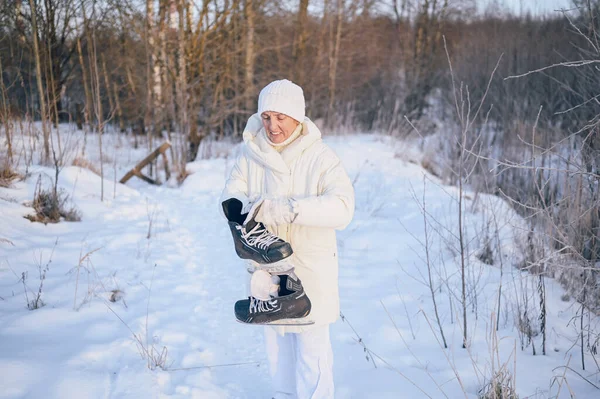 白い暖かい外耳部で幸せな高齢者の高齢者の成熟した女性は 日当たりの良い雪の冬の屋外でアイススケートと遊ぶ 退職健康的な人々の休暇の冬の活動 アクティブなライフスタイルの概念 — ストック写真