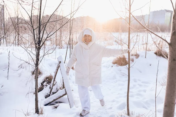 Mulher Madura Idoso Feliz Roupa Branca Quente Brincando Com Neve — Fotografia de Stock