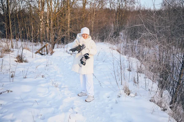 Mulher Madura Idoso Feliz Roupas Brancas Quentes Brincando Com Patins — Fotografia de Stock