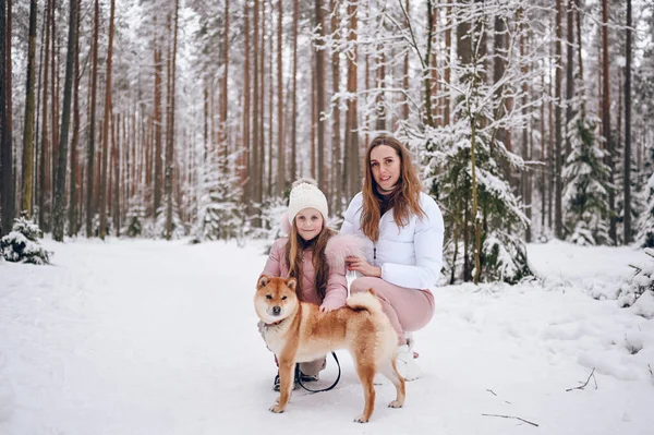 Família Feliz Jovem Mãe Pequena Menina Bonito Roupas Quentes Rosa — Fotografia de Stock