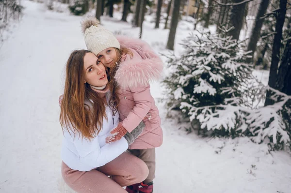 Mãe Feliz Pequena Menina Bonito Roupas Quentes Rosa Andando Divertindo — Fotografia de Stock