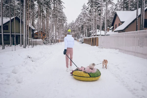 Happy Moeder Klein Schattig Meisje Roze Warme Outwear Wandelen Plezier — Stockfoto