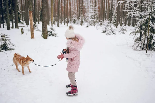 Feliz Fim Semana Família Pequena Menina Bonito Roupas Quentes Rosa — Fotografia de Stock