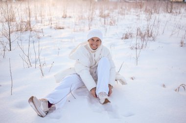 Beyaz, sıcak, güneşli kışın açık havada karla oynayan yaşlı, mutlu, olgun bir kadın. Emekli sağlıklı insanlar tatil, kış aktiviteleri, aktif yaşam tarzı konsepti