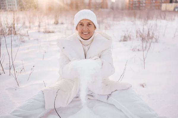 Mulher Madura Idoso Feliz Roupa Branca Quente Brincando Com Neve — Fotografia de Stock