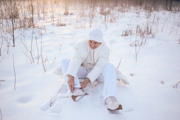 Ευτυχισμένη Ηλικιωμένη Ώριμη Γυναίκα Λευκό Ζεστό Outwear Παίζει Χιόνι Ηλιόλουστο — Φωτογραφία Αρχείου