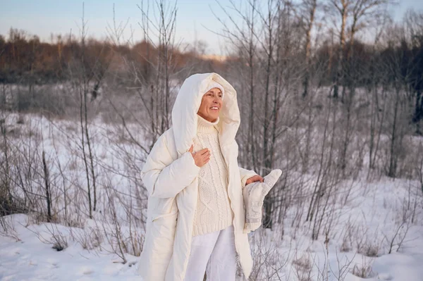 Mulher Madura Idoso Feliz Roupa Branca Quente Brincando Com Neve — Fotografia de Stock