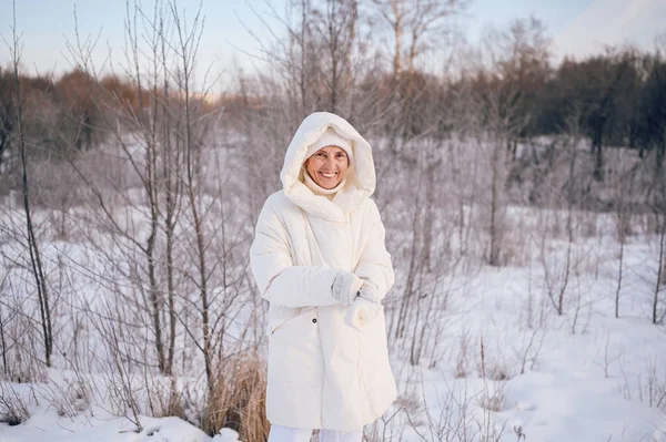 Mulher Madura Idoso Feliz Roupa Branca Quente Brincando Com Neve — Fotografia de Stock