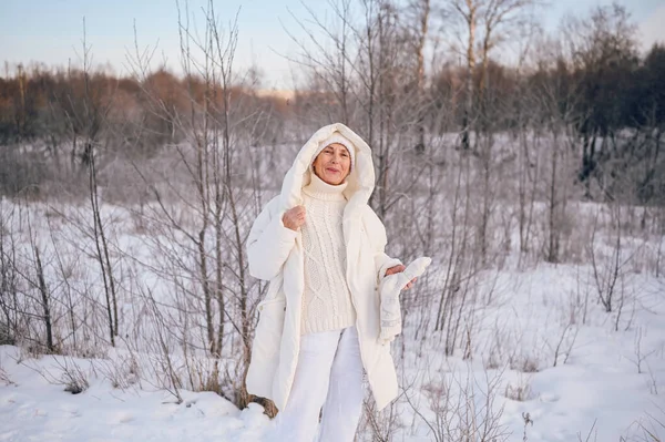 Mulher Madura Idoso Feliz Roupa Branca Quente Brincando Com Neve — Fotografia de Stock