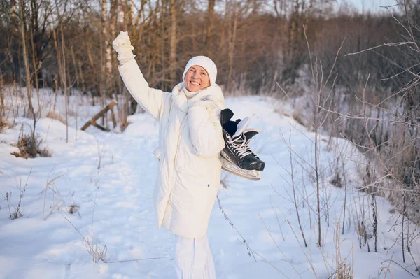 Heureuse Femme Mûre Âgée Tenue Blanche Chaude Jouant Avec Des — Photo