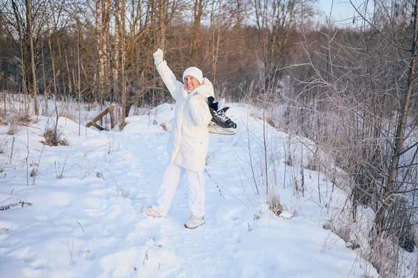 Ευτυχισμένη Ηλικιωμένη Ώριμη Γυναίκα Λευκό Ζεστό Outwear Παίζει Παγοπέδιλα Ηλιόλουστο — Φωτογραφία Αρχείου