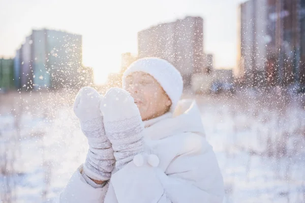 Ευτυχισμένη Ηλικιωμένη Ώριμη Γυναίκα Λευκό Ζεστό Outwear Παίζει Χιόνι Ηλιόλουστο — Φωτογραφία Αρχείου