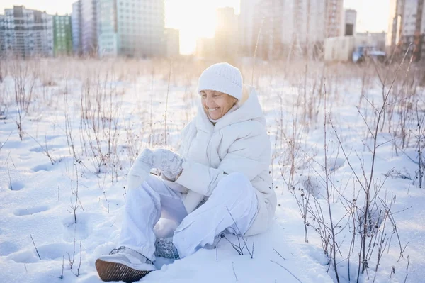 Mulher Madura Idoso Feliz Roupa Branca Quente Brincando Com Neve — Fotografia de Stock