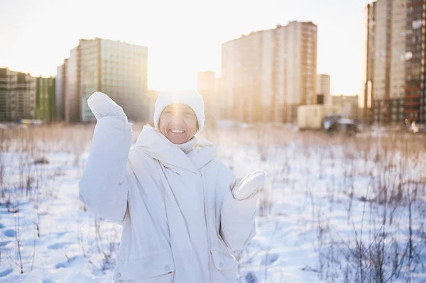 Mulher Madura Idoso Feliz Roupa Branca Quente Brincando Com Neve — Fotografia de Stock