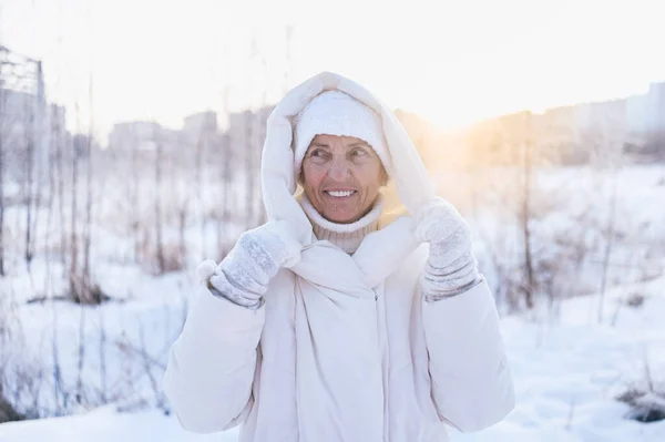 Mulher Madura Idoso Feliz Roupa Branca Quente Brincando Com Neve — Fotografia de Stock