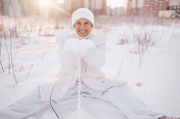 Mulher Madura Idoso Feliz Roupa Branca Quente Brincando Com Neve — Fotografia de Stock