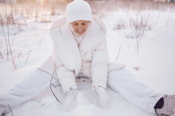 Mulher Madura Idoso Feliz Roupa Branca Quente Brincando Com Neve — Fotografia de Stock