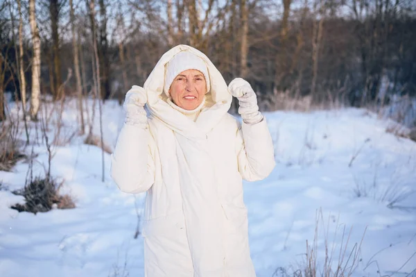 Mulher Madura Idoso Feliz Roupa Branca Quente Brincando Com Neve — Fotografia de Stock