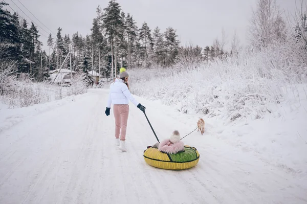 Happy Moeder Klein Schattig Meisje Roze Warme Outwear Wandelen Plezier — Stockfoto