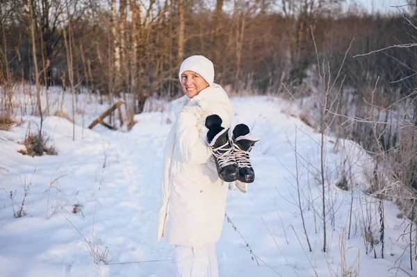 Mulher Madura Idoso Feliz Roupas Brancas Quentes Brincando Com Patins — Fotografia de Stock