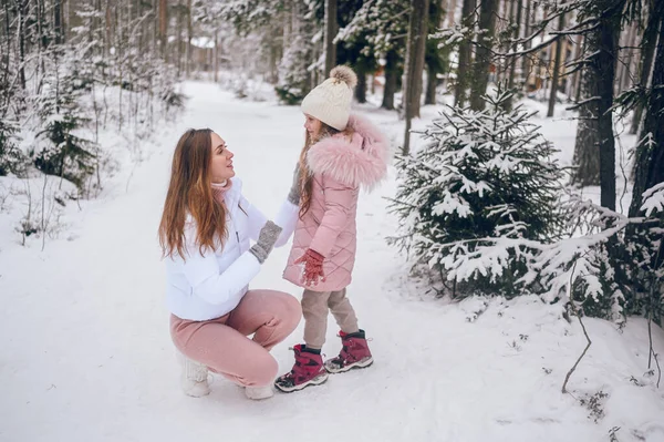 Felice Madre Bambina Carina Rosa Caldo Outwear Camminare Divertendosi Abbracciandosi — Foto Stock