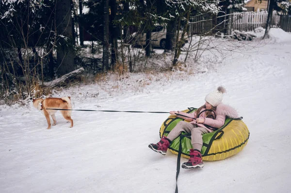 Malá Roztomilá Dívka Růžové Teplé Oblečení Baví Červenou Shiba Inu — Stock fotografie