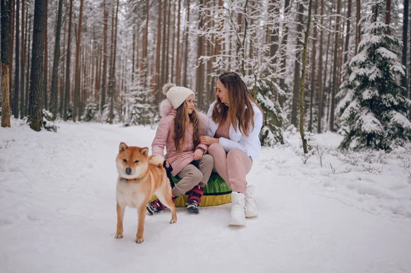 Mãe Feliz Pequena Menina Bonito Roupa Quente Rosa Andando Tendo — Fotografia de Stock