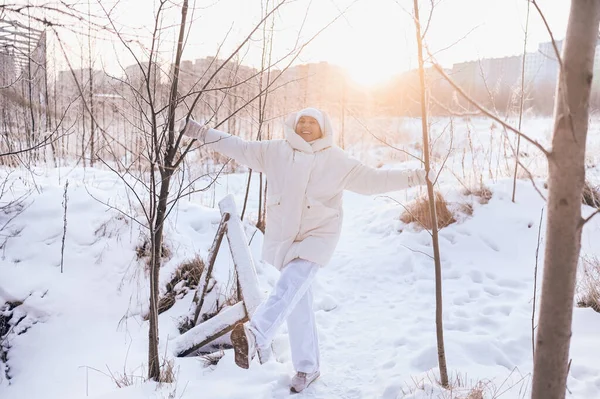 Mulher Madura Idoso Feliz Roupa Branca Quente Brincando Com Neve — Fotografia de Stock