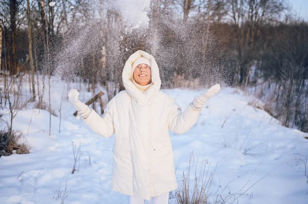 Mulher Madura Idoso Feliz Roupa Branca Quente Brincando Com Neve — Fotografia de Stock