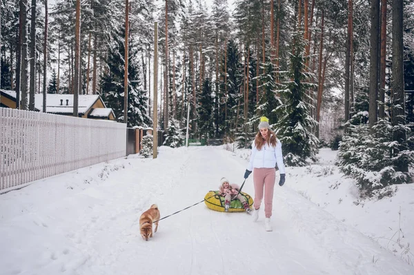 Mãe Feliz Pequena Menina Bonito Roupa Quente Rosa Andando Tendo — Fotografia de Stock