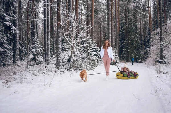 Mãe Feliz Pequena Menina Bonito Roupa Quente Rosa Andando Tendo — Fotografia de Stock