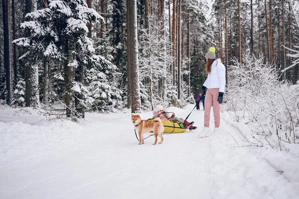 Happy Moeder Klein Schattig Meisje Roze Warme Outwear Wandelen Plezier — Stockfoto