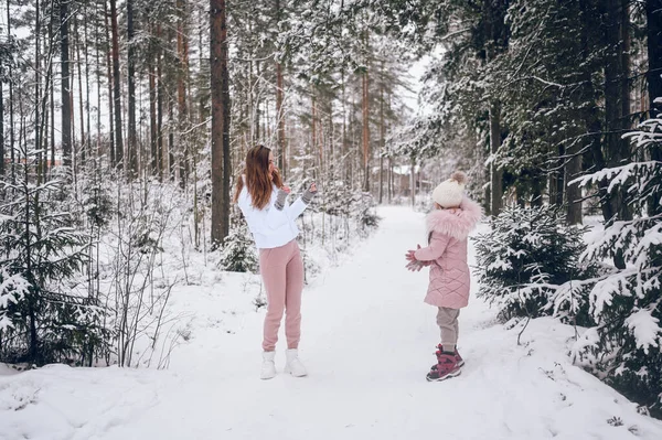 Mãe Feliz Pequena Menina Bonito Roupas Quentes Rosa Andando Jogando — Fotografia de Stock