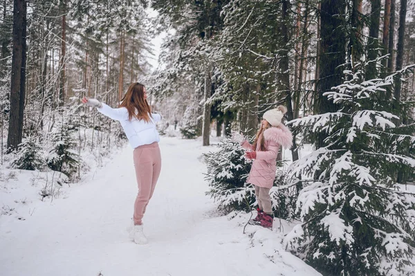 Lycklig Mor Och Liten Söt Flicka Rosa Varma Outwear Promenader — Stockfoto