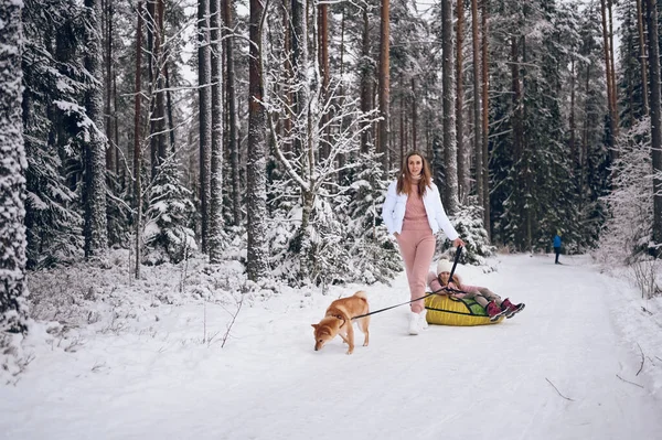 Mãe Feliz Pequena Menina Bonito Roupa Quente Rosa Andando Tendo — Fotografia de Stock