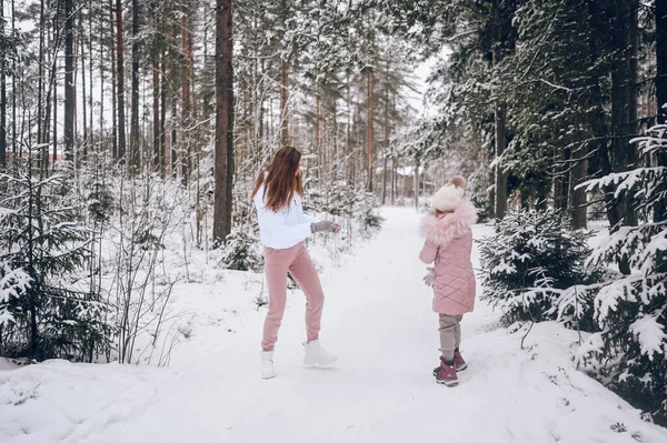 Ευτυχισμένη Μητέρα Και Μικρό Χαριτωμένο Κορίτσι Ροζ Ζεστό Outwear Περπάτημα — Φωτογραφία Αρχείου