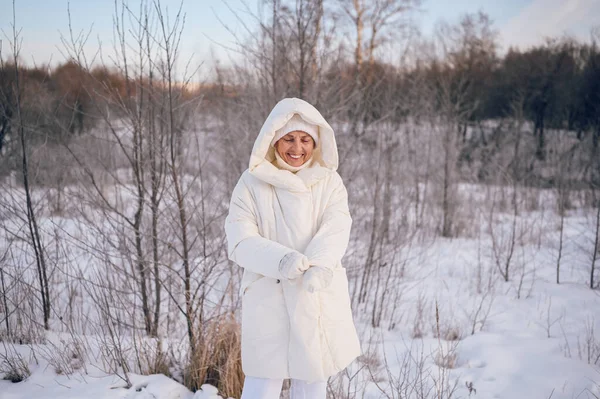 Mulher Madura Idoso Feliz Roupa Branca Quente Brincando Com Neve — Fotografia de Stock