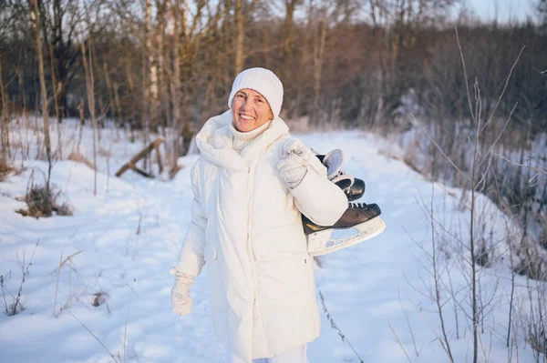 Mulher Madura Idoso Feliz Roupas Brancas Quentes Brincando Com Patins — Fotografia de Stock