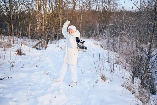 Mulher Madura Idoso Feliz Roupas Brancas Quentes Brincando Com Patins — Fotografia de Stock